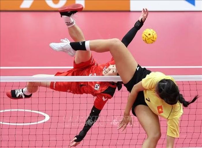 VĐV Việt Nam (áo vàng) thi đấu với VĐV Hàn Quốc tại bán kết nội dung đôi nữ môn cầu mây trong khuôn khổ ASIAD 2026 ở thành phố Nagoya, miền Trung Nhật Bản, ngày 28/9/2026. Ảnh: Yonhap/TTXVN phát