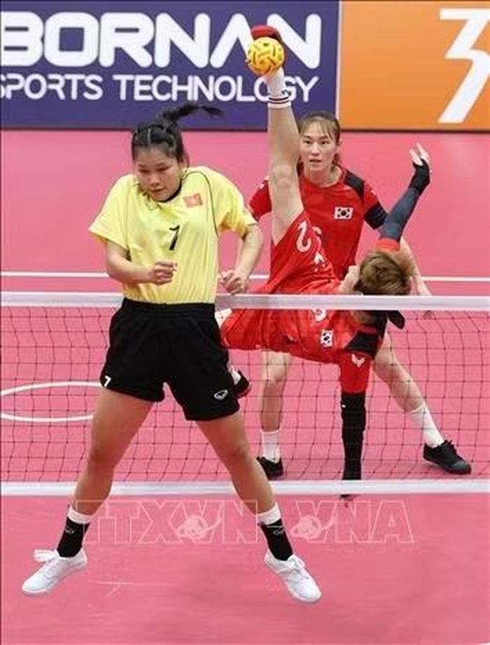 VĐV Việt Nam (áo vàng) thi đấu với VĐV Hàn Quốc tại bán kết nội dung đôi nữ môn cầu mây trong khuôn khổ ASIAD 2026 ở thành phố Nagoya, miền Trung Nhật Bản, ngày 28/9/2026. Ảnh: Yonhap/TTXVN phát