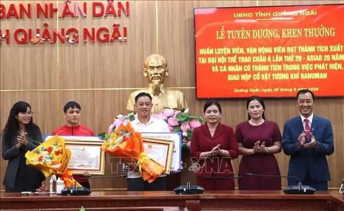 Tặng Bằng khen cho vận động viên Đinh Văn Tâm và huấn luyện viên Phạm Quốc Anh.