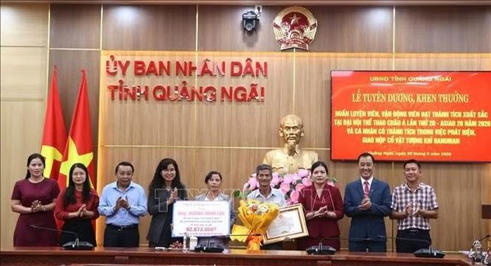 Tặng Bằng khen cho ông Dương Đình Lục (trú tại thôn Đông Lỗ, xã Vạn Tường) vì có thành tích xuất sắc trong việc phát hiện và tự nguyện giao nộp cổ vật Tượng thần Khỉ Hanuman.