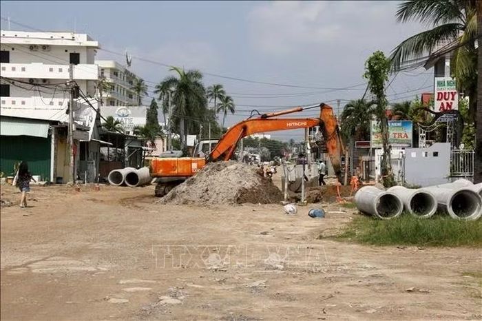 Khu vực vướng mặt bằng trước đây của dự án nâng cấp tuyến đường trung tâm du lịch Mũi Né (Lâm Đồng) đã được tháo gỡ, đơn vị thi công gấp rút triển khai đẩy nhanh tiến độ.