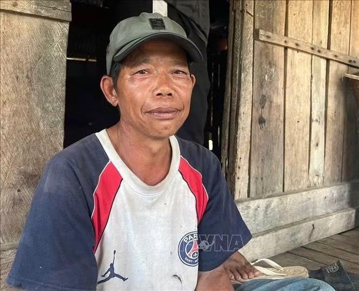 Ông Đinh Teh, làng Pting, không hay biết mình đã đăng ký gần 30 ha đất để trồng rừng ở xã Sró, tỉnh Gia Lai.