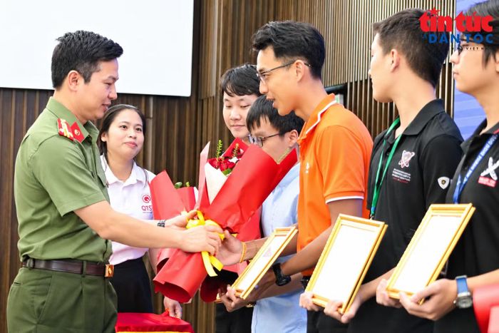 Đại tá Lê Công Anh, Phó Giám đốc Công an TP Hồ Chí Minh, trao giải cho các đội đoạt giải.