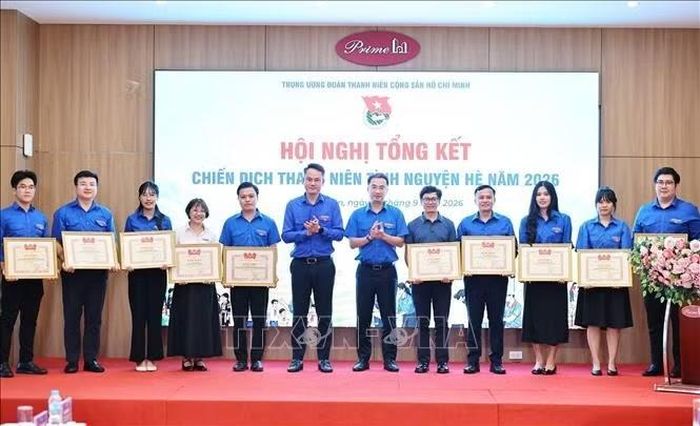 Đồng chí Nguyễn Tường Lâm, Bí thư Trung ương Đoàn và đồng chí Nguyễn Kim Quy, Bí thư Trung ương Đoàn, Chủ tịch Hội Liên hiệp Thanh niên Việt Nam trao Bằng khen cho các cá nhân có thành tích trong Chiến dịch Thanh niên Tình nguyện hè 2026. Ảnh: Minh Đức /TTXVN