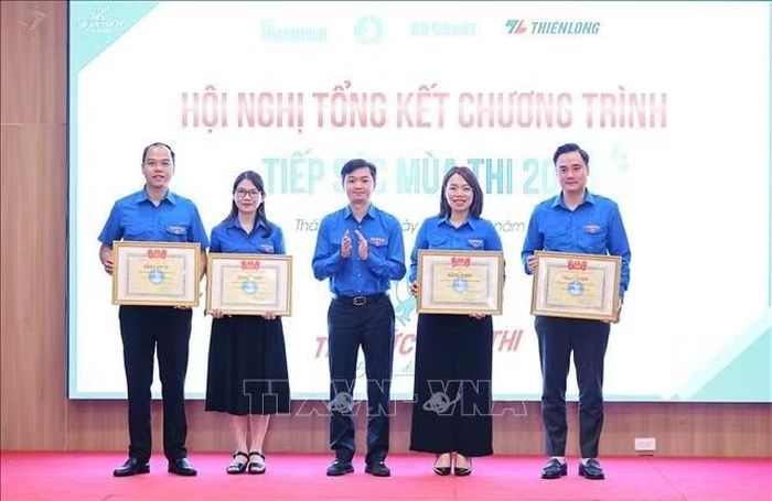 Đồng chí Nguyễn Minh Triết, Ủy viên dự khuyết Trung ương Đảng, Bí thư thường trực Trung ương Đoàn, Chủ tịch Hội Sinh viên Việt Nam trao Bằng khen của Trung ương Hội Sinh viên Việt Nam cho các đơn vị có đóng góp trong triển khai Chương trình Tiếp sức mùa thi năm 2026. Ảnh: Minh Đức/TTXVN