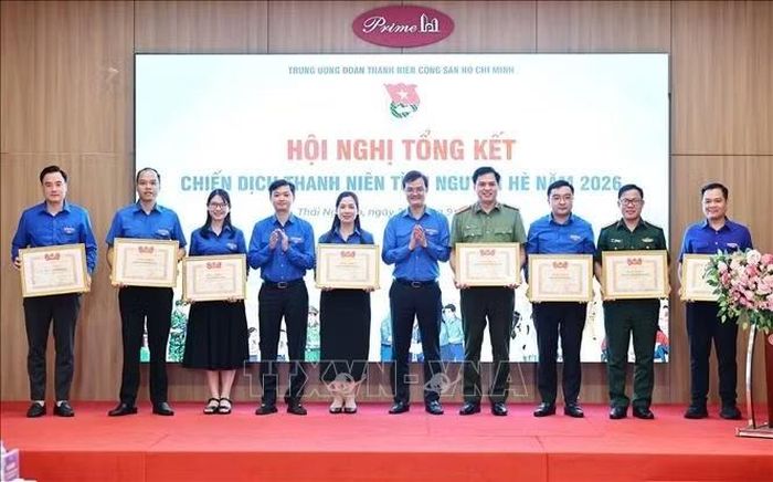 Đồng chí Bùi Quang Huy, Bí thư thứ nhất Ban Chấp hành Trung ương Đoàn trao Bằng khen cho các đơn vị có thành tích xuất sắc trong triển khai Chiến dịch Thanh niên Tình nguyện hè 2026. Ảnh: Minh Đức/TTXVN