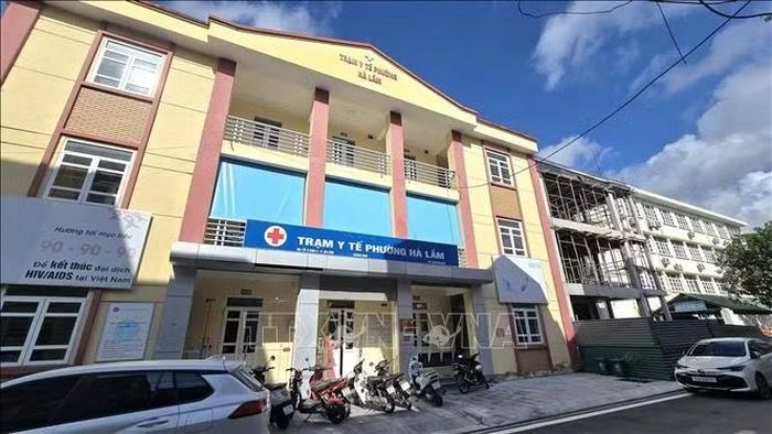 Mô hình trạm y tế mới sau khi sắp xếp từ 171 trạm thành 55 trạm chính trên địa bàn thành phố Quảng Ninh đi vào vận hành ổn định, giúp nâng tỷ lệ nhân lực đạt bình quân 4,47 bác sĩ/trạm y tế.
