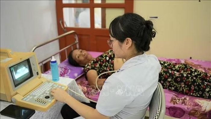 Người dân được siêu âm, kiểm tra ổ bụng trong chiến dịch khám sức khỏe toàn dân năm 2026.