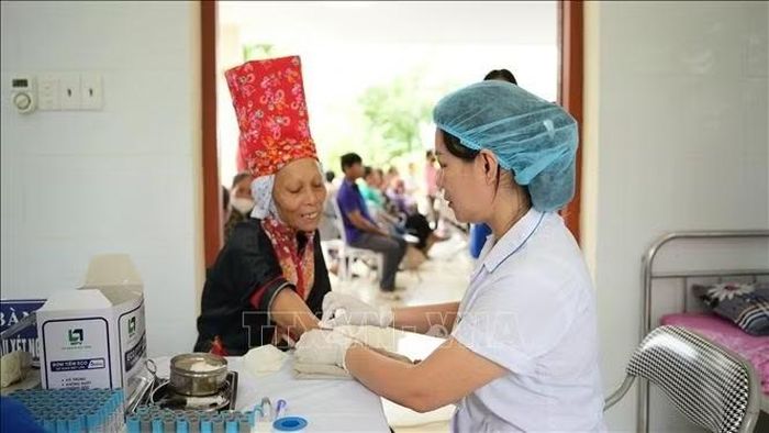 Cán bộ y tế thăm khám sức khỏe ban đầu và tư vấn chăm sóc sức khỏe cho bà con dân tộc Dao tại xã Đông Ngũ trong chiến dịch Khám sức khỏe toàn dân năm 2026.
