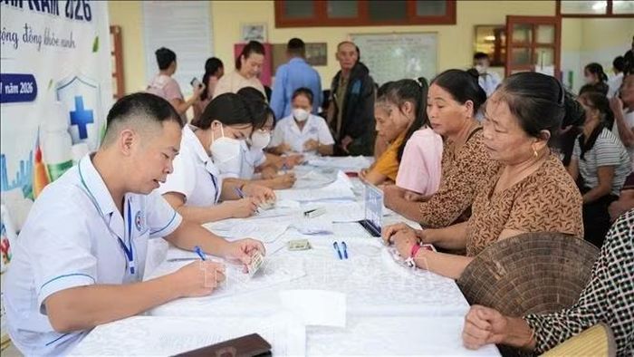 Lực lượng chức năng phối hợp cùng cán bộ y tế xã Đông Ngũ (thành phố Quảng Ninh) phân luồng, hướng dẫn người dân làm thủ tục khám sức khỏe toàn dân.