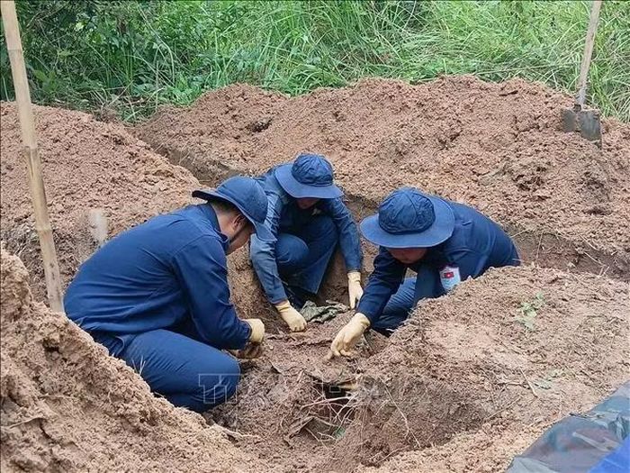 Đội K93 tỉnh An Giang quy tập hài cốt liệt sĩ tại xã Ô Lâm, tỉnh An Giang. Ảnh: TTXVN phát