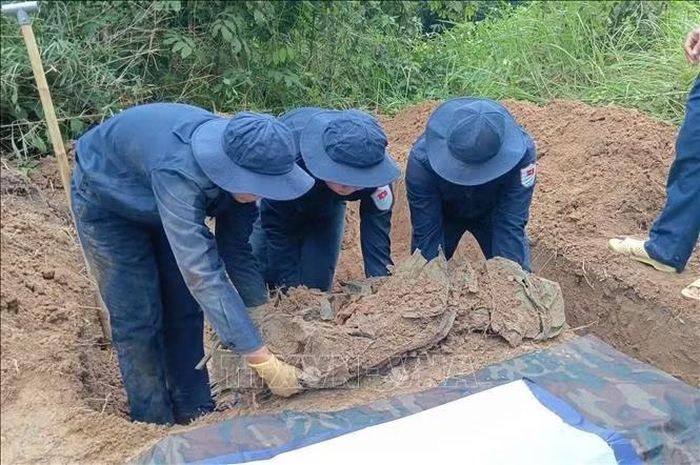 Đội K93 tỉnh An Giang quy tập hài cốt liệt sĩ tại xã Ô Lâm, tỉnh An Giang. Ảnh: TTXVN phát