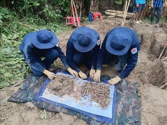 Đội K93 tỉnh An Giang quy tập hài cốt liệt sĩ tại xã Ô Lâm, tỉnh An Giang. Ảnh: TTXVN phát