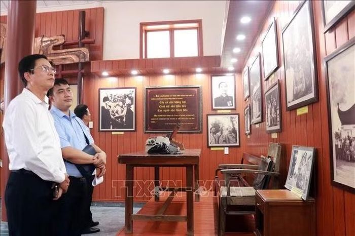 Đại biểu tham quan khu vực trưng bày tại Nhà lưu niệm Phó Thủ tướng Chính phủ Trần Hữu Dực.