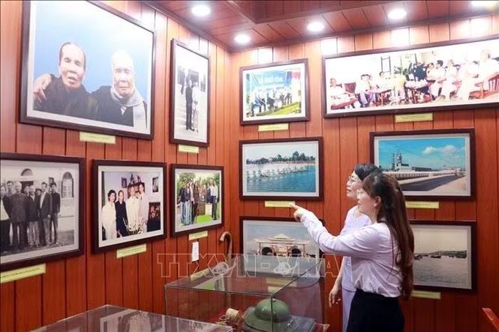 Đại biểu tham quan khu vực trưng bày tại Nhà lưu niệm Phó Thủ tướng Chính phủ Trần Hữu Dực.