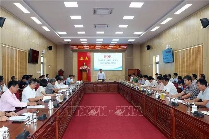Buổi họp của UBND tỉnh Quảng Ngãi nhằm tháo gỡ khó khăn cho doanh nghiệp khai thác khoáng sản.