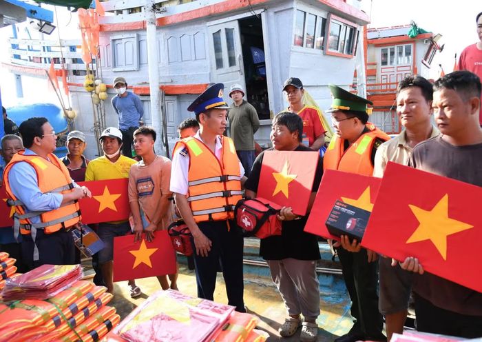 Đại tá Lê Văn Tú, Chính ủy Bộ Tư lệnh Vùng Cảnh sát biển 3, trao quà và tuyên truyền IUU cho bà con.