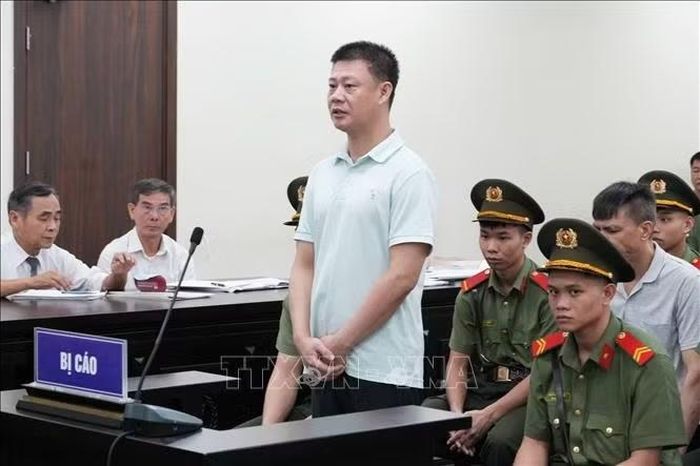 Bị cáo Đinh Tiến Hùng khai báo tại phiên tòa.
