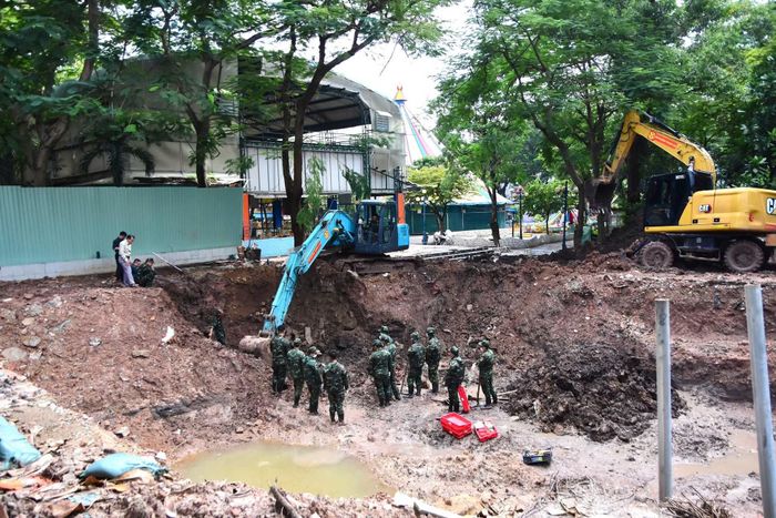 Máy móc được huy động đào, vận chuyển đất, phục vụ mở rộng phạm vi tìm kiếm tại Khu A và Khu B.