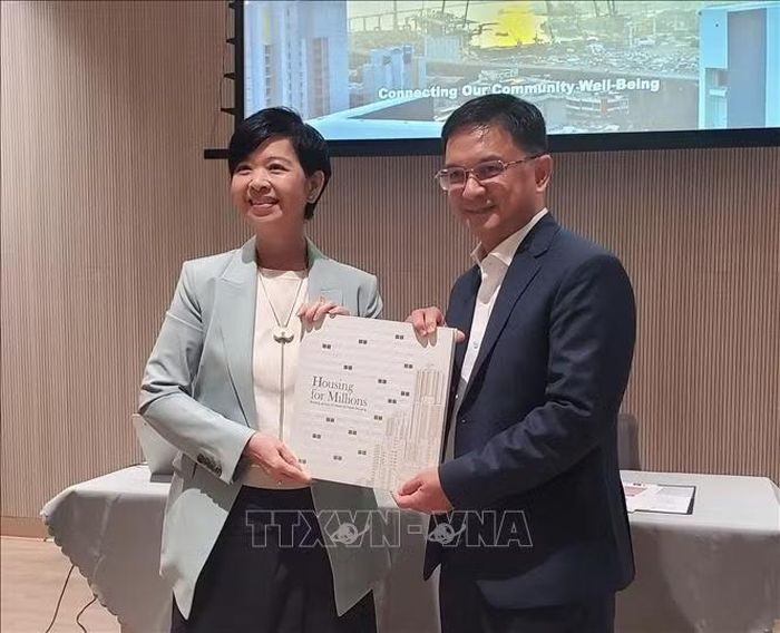 Đồng chí Nguyễn Mạnh Cường và bà Hà Vĩnh Hiền (Winnie Ho), Cục trưởng Cục Quản lý Nhà ở Hong Kong. Ảnh: TTXVN phát