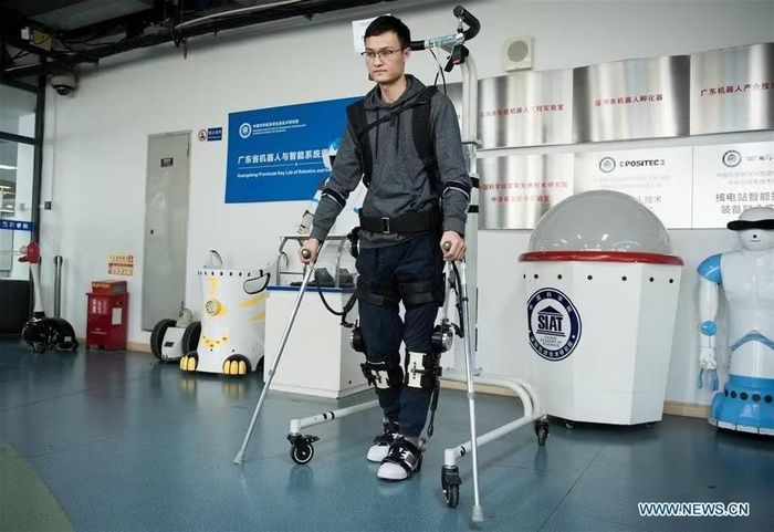 Robot khung xương ngoài do Viện Công nghệ Tiên tiến Thâm Quyến (SIAT) thuộc Viện Hàn lâm Khoa học Trung Quốc sản xuất, được sử dụng để huấn luyện phục hồi chức năng tại bệnh viện và tự chăm sóc cá nhân tại nhà. Robot bao gồm hệ thống truyền động và điều khiển hoàn chỉnh, một cặp nạng thông minh, hệ thống đa cảm biến và cấu trúc khớp hoạt động có thể điều chỉnh. Người bị liệt hoặc người cao tuổi sẽ nhận được hỗ trợ về sức và đi lại khi đeo robot này. Ảnh: Tân Hoa Xã