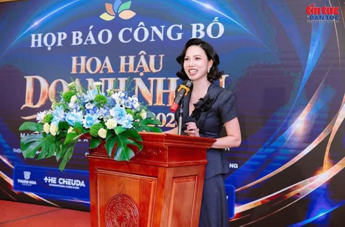 Trưởng Ban tổ chức Cuộc thi Hoa hậu Doanh nhân Đông Nam Á 2026 Vũ Trần Thúy Hồng thông tin tại họp báo.