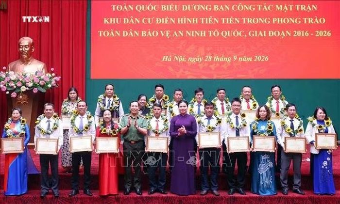 Thượng tướng Lê Văn Tuyến, Thứ trưởng Bộ Công an và Phó Chủ tịch, Tổng Thư ký Ủy ban Trung ương Mặt trận Tổ quốc Việt Nam Hà Thị Nga trao Bằng khen của Bộ trưởng Bộ Công an cho các tập thể và cá nhân điển hình tiên tiến trong phong trào toàn dân bảo vệ An ninh Tổ quốc, giai đoạn 2016 – 2026. Ảnh: Phạm Kiên/TTXVN.