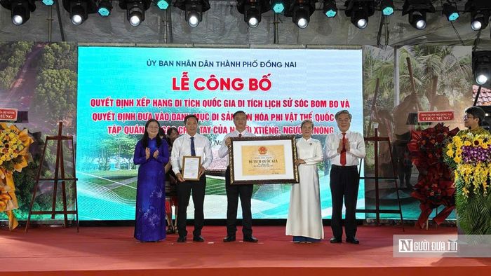 Lãnh đạo Tp.Đồng Nai trao bằng xếp hạng di tích quốc gia đối với di tích lịch sử Sóc Bom Bo cho đại diện xã Bom Bo, nơi lưu giữ tập quán giã gạo chày tay của người X’tiêng, M’nông.