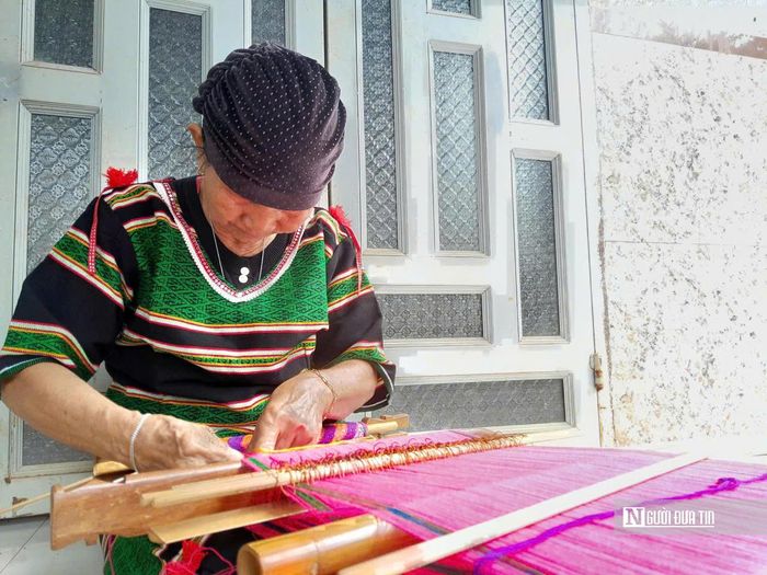 Bà Thị Y Rơ, 76 tuổi, người M’nông ở xã biên giới Bù Gia Mập, vẫn ngày ngày bên khung cửi, gìn giữ nghề dệt thổ cẩm truyền thống.