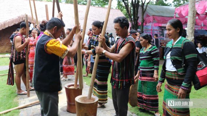 Tập quán giã gạo bằng chày tay của đồng bào S’tiêng, M’nông một nét sinh hoạt truyền thống gắn với đời sống văn hóa của cộng đồng.