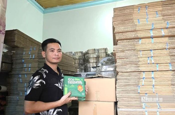 Anh Tài bên kho hàng của công ty tại xã Quý Lộc.