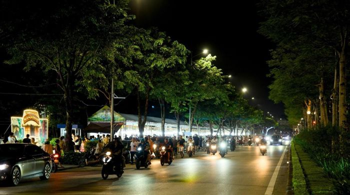 Đông đảo cư dân Dương Nội và các khu vực lân cận tới tham quan, mua sắm đặc sản vùng cao. Nguồn ảnh DNCC