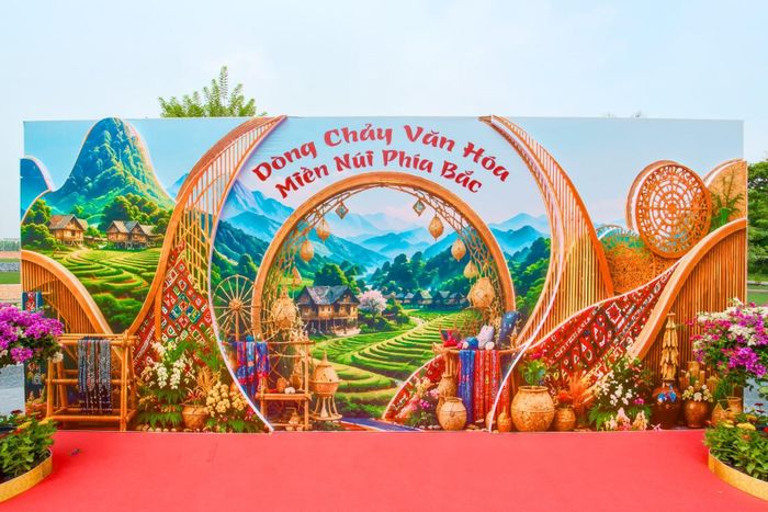 Không gian “Dòng chảy văn hóa miền núi phía Bắc” đưa ruộng bậc thang, nếp nhà sàn và sắc thổ cẩm về giữa lòng khu đô thị. Nguồn ảnh DNCC