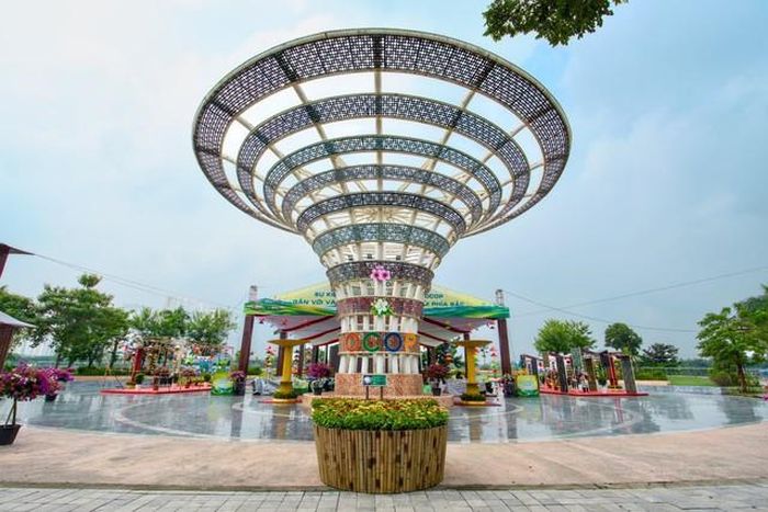 Hội chợ OCOP nổi bật giữa quảng trường Công viên Thiên Văn học. Nguồn ảnh DNCC