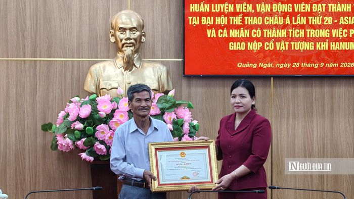 Bà Y Ngọc, Phó Chủ tịch Thường trực tỉnh Quảng Ngãi trao bằng khen và tiền thưởng của UBND tỉnh.