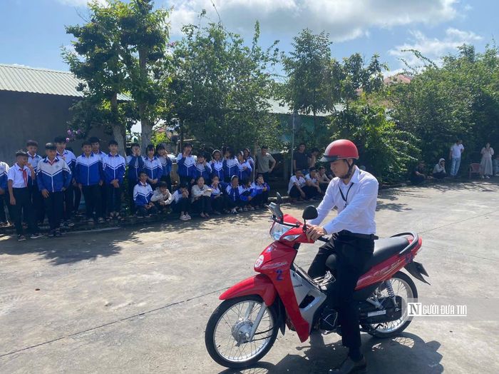 Trang bị kiến thức, kỹ năng lái xe mô tô, xe gắn máy an toàn cho học sinh.