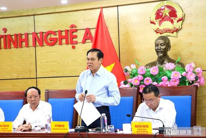 Chủ tịch UBND tỉnh Nghệ An Võ Trọng Hải phát biểu tại cuộc họp. 