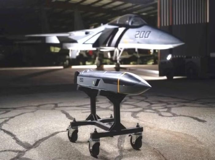 Tên lửa Barracuda-250 đang được lắp lên máy bay. Ảnh: DefenseExpress.