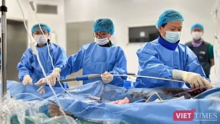 Các bác sĩ Viện Tim mạch Việt Nam can thiệp cho một bệnh nhân. Ảnh: Đỗ Hằng.