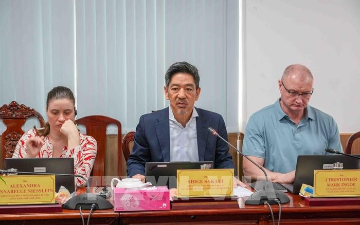 Ông Shige Sasaki, chuyên gia giao thông cấp cao, chủ nhiệm dự án của Ngân hàng Thế giới, phát biểu tại buổi làm việc. Ảnh: Thanh Liêm - TTXVN