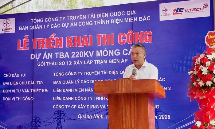 Giám đốc NPMB Nguyễn Khắc Nhân phát biểu tại buổi lễ và khẳng định dự án phấn đấu hoàn thành đóng điện trong quý II/2027 nhằm đảm bảo điện cho thành phố Quảng Ninh trước mùa nắng nóng. Ảnh: Hương Thủy/BNEWS/TTXVN