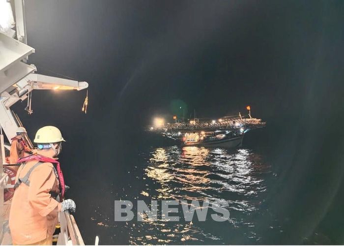 Lực lượng chuyên ngành tìm kiếm cứu nạn hàng hải tiếp cận tàu cá QNa 91417 TS. Ảnh: Bnews/vnanet.vn phát