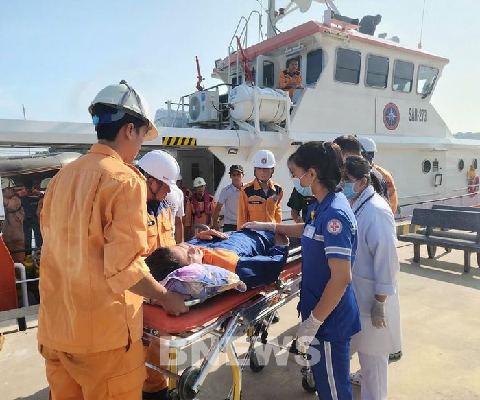 Bệnh nhân được chuyển lên bờ đưa đi cấp cứu. Ảnh: Bnews/vnanet.vn phát