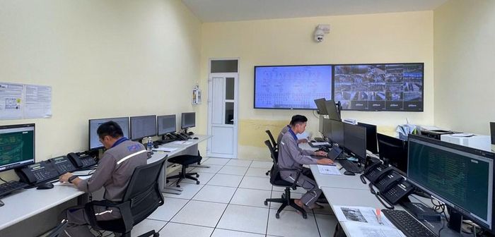 Nhân viên Nhà máy điện gió Chơ Long theo dõi, giám sát các thông số vận hành. Ảnh: NMĐG Chơ Long