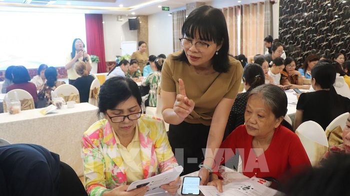 Đại diện Hội Liên hiệp phụ nữ thành phố Cần Thơ hướng dẫn các nhóm trao đổi. Ảnh: Nguyễn Hằng - TTXVN