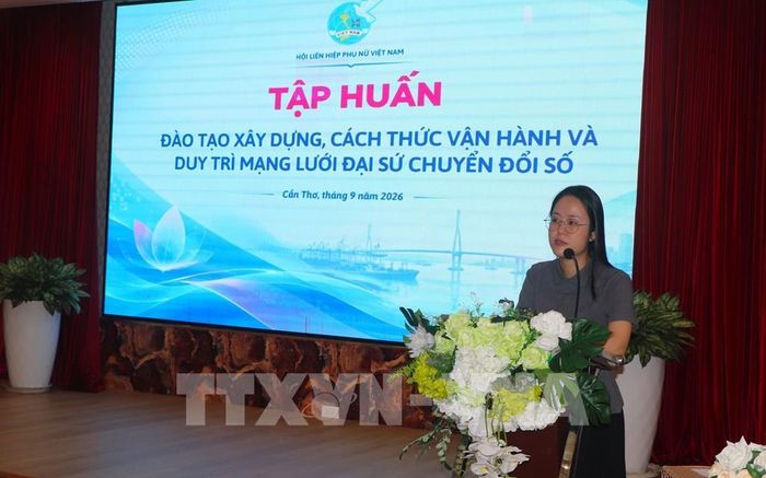 Bà Hoàng Phượng Nhung, Chuyên viên Ban công tác phụ nữ (Trung ương Hội Liên hiệp phụ nữ Việt Nam) trình bày nội dung tập huấn. Ảnh: Nguyễn Hằng - TTXVN
