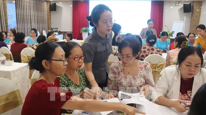 Đại diện Trung ương Hội Liên hiệp phụ nữ Việt Nam chia sẻ cùng học viên. Ảnh: Nguyễn Hằng - TTXVN
