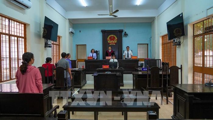 Một phiên xét xử tại Tòa án nhân dân Khu vực 11 ở xã Tân Châu, tỉnh Tây Ninh. Ảnh: Minh Phú - TTXVN