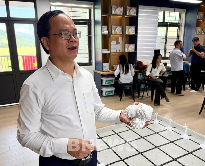 Phó Giáo sư, Tiến sĩ Vũ Minh Hùng của PVU với mô hình choòng khoan 3 chóp xoay do học sinh Petrovietnam-Phong Thổ thiết kế sau khoá tập huấn STEM. Ảnh: Anh Nguyễn/Bnews/vnanet.vn