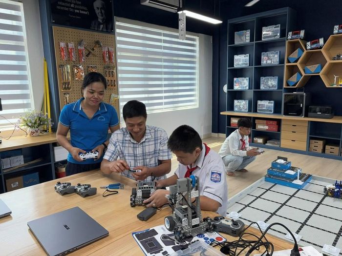 Cô giáo Trần Thị Giang và thầy Nguyễn Thanh Tuấn và học sinh trong phòng học STEM Trường Petrovietnam-Phong Thổ. Ảnh: Anh Nguyễn/Bnews/vnanet.vn